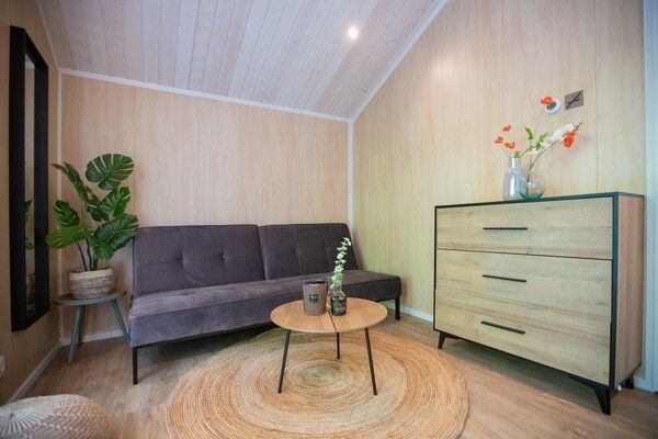 Woonkamer - Tiny House in Brabant met Terras in Oirschot (2)