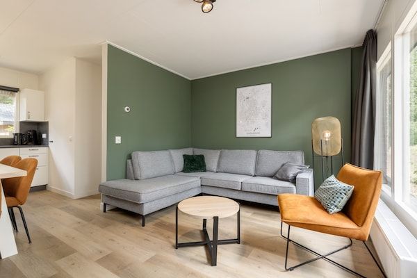 Woonkamer - Bungalow in De Peel bij rustig bos in Vlierden (1)