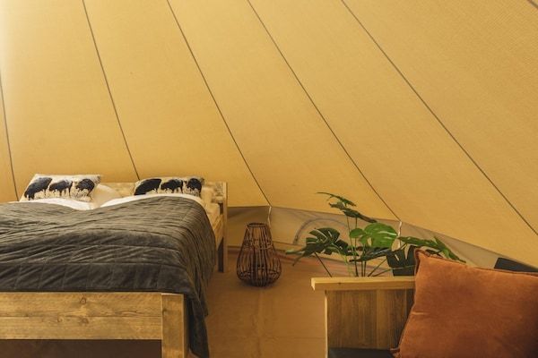 Slaapkamer - Zuna Bell Tent nabij de rivier Regge in Zuna (4)