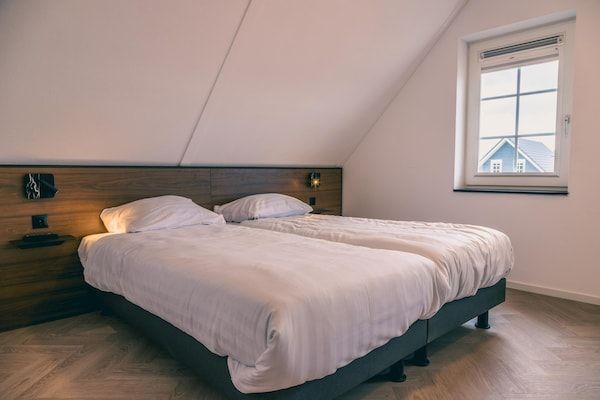 Slaapkamer - Duurzame watervilla met sauna, bij het Ijsselmeer in Medemblik (3)