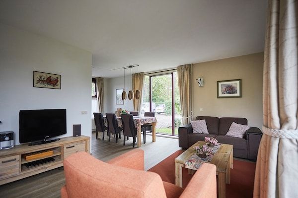 Eetkamer - Vakantiehuis in Zeeland met ruime tuin in Heinkenszand (4)