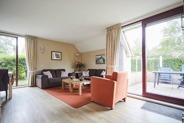 Woonkamer - Vakantiehuis in Zeeland met Sauna in Heinkenszand (2)