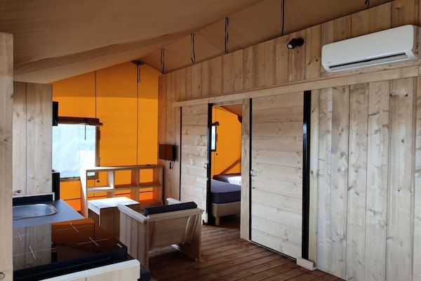 Woonkamer - Flevoland Glamping Escape in Bant (2)