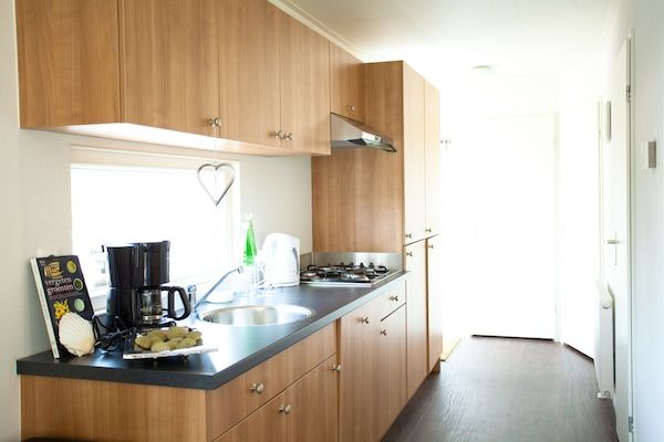 Keuken - Gezellig chalet bij strand op 600 m in Breskens (3)