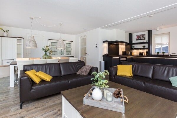 Woonkamer - Villa in Friesland met Sauna en Whirlpool in Delfstrahuizen (2)
