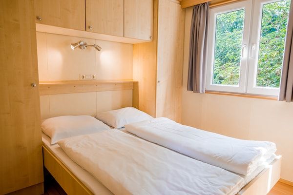 Slaapkamer - Chalet bij Leukermeer met terras in Well (3)