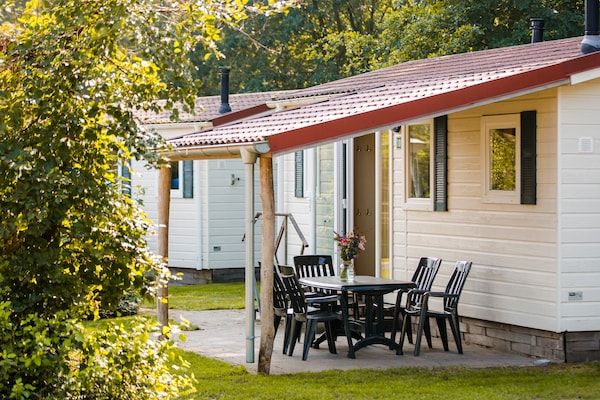 Terras - Chalet aan het Leukermeer in Well (4)