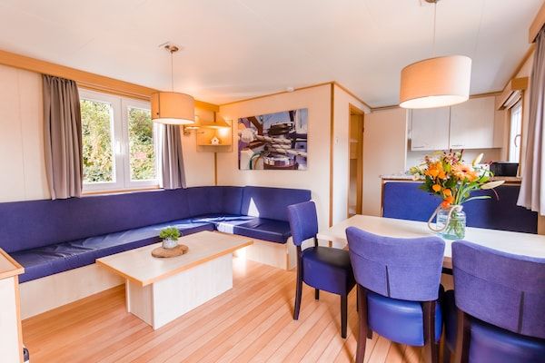 Woonkamer - Chalet aan het meer met terras in Well (1)