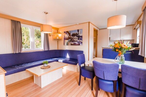 Woonkamer - Chalet aan het water Leukermeer in Well (1)