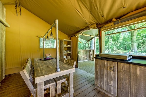 Woonkamer - Glampingtent in Tranquil Park in Dalfsen (2)