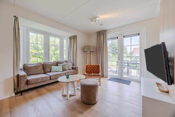 Woonkamer - Villa in Cadzand-Bad bij Noordzeestrand in Cadzand-Bad (2)