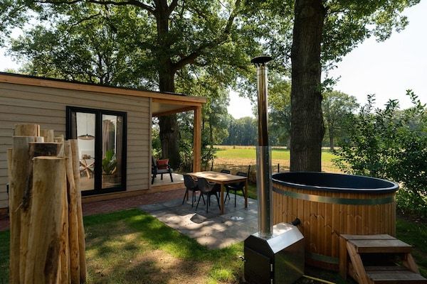 Buitenkant - Huisje met schilderachtig uitzicht op de weilanden in Zuna (5)