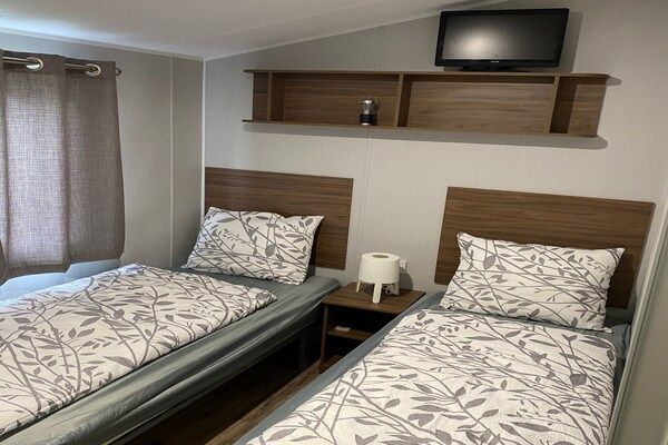 Slaapkamer - Comfort chalet aan recreatieplas in Lathum (3)