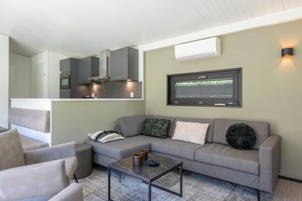 Woonkamer - Chalet met airconditioning nabij Eindhoven in Mierlo (2)