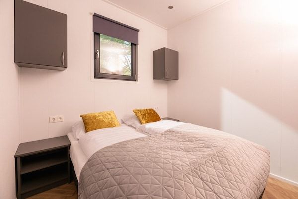Slaapkamer - Elegant houten vakantiehuisje voor 4 personen met bubbelbad in Rijssen (4)