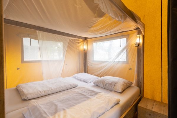 Slaapkamer - Safaritent vlakbij Lauwersmeerpark in Vierhuizen (5)