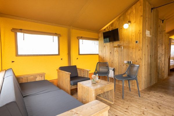 Woonkamer - Safaritent vlakbij Lauwersmeerpark in Vierhuizen (5)