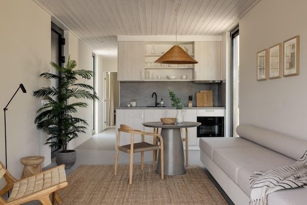 Woonkamer - Luxe lodge in Nederland met hottub in Zeewolde (3)