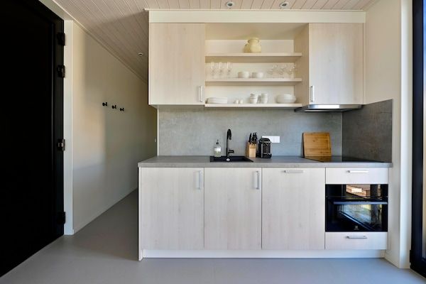 Keuken - Waterlodge in Nederland met Paddleboarden in Zeewolde (3)