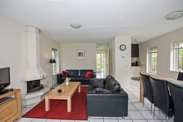 Woonkamer - Charmante schuilplaats in de natuur in Hellendoorn (4)
