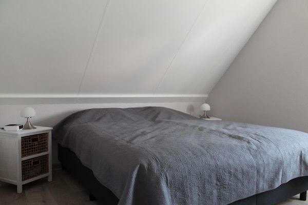 Slaapkamer - Vakantiehuis in Zeeland met tuin in Wemeldinge (4)