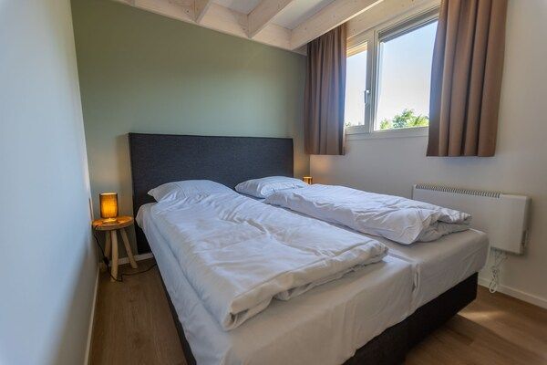 Slaapkamer - Duinlodge op vakantiepark, strand op 1,3 km in Cadzand (4)