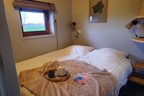 Slaapkamer - Lodges in Drenthe met Uitzicht op Weiden in Ruinerwold (4)