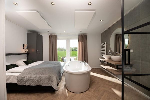 Slaapkamer - Luxe panoramische lodge met jacuzzi in Rijssen (3)