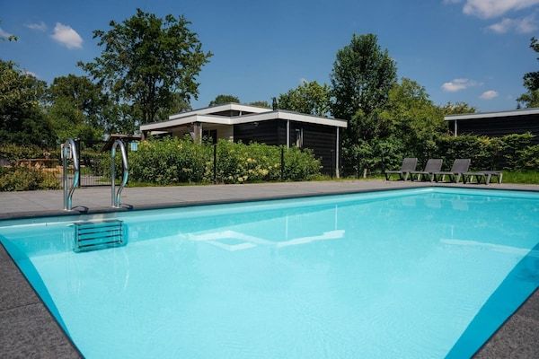 PoolOfHouse - Luxe panoramische lodge met jacuzzi in Rijssen (4)
