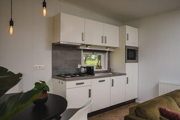 Keuken - Luxe panoramische lodge met jacuzzi in Rijssen (3)