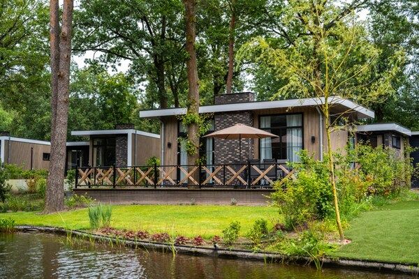 Buitenkant - Modern huisje met uitzicht op het meer op de Veluwe in Hoenderloo (1)