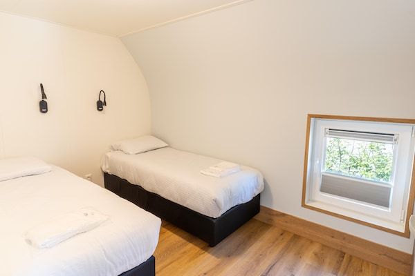 Slaapkamer - Vakantiehuis in bos bij vijver in Baars (3)