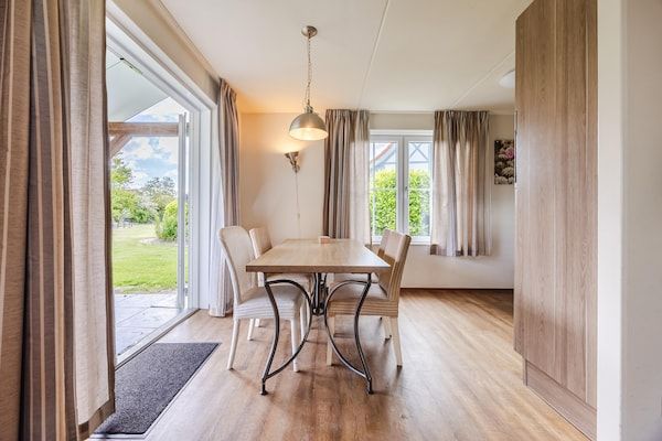 Eetkamer - Villa in Cadzand-Bad bij Noordzeestrand in Cadzand-Bad (4)