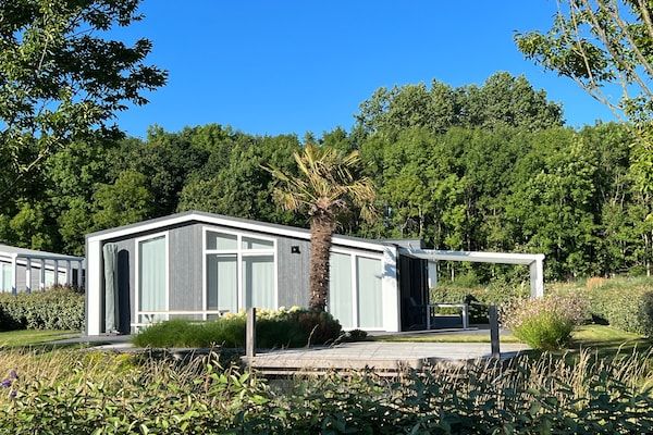 Buitenkant - Vakantiehuis in Zeeland met Terras aan de Kreek in Wemeldinge (1)
