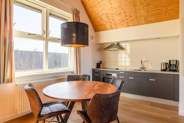Keuken - Vakantiehuis met uitzicht op de jachthaven in Terherne (5)