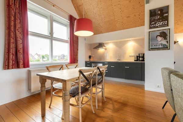 Eetkamer - Vakantiehuis met uitzicht op de jachthaven in Terherne (2)