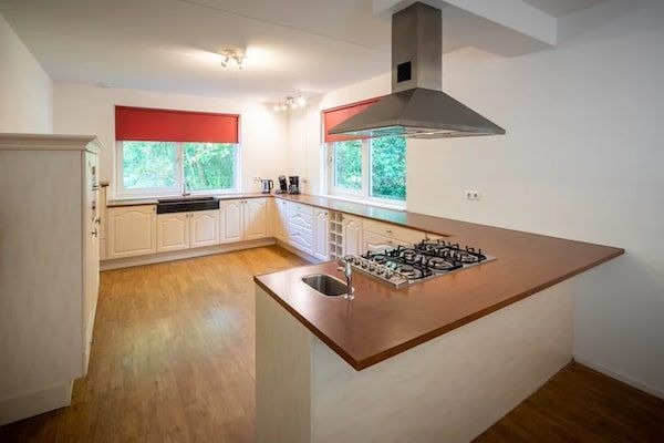 Keuken - Ruime bungalow in het bos met sauna in Kootwijk (4)