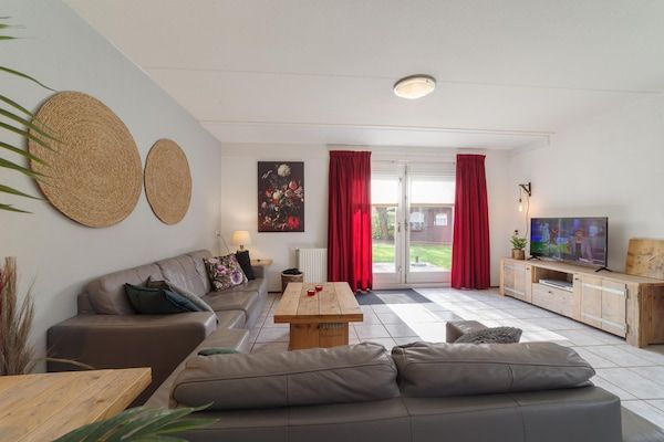 Woonkamer - Vakantiehuis in rustige park met terras in Wemeldinge (2)