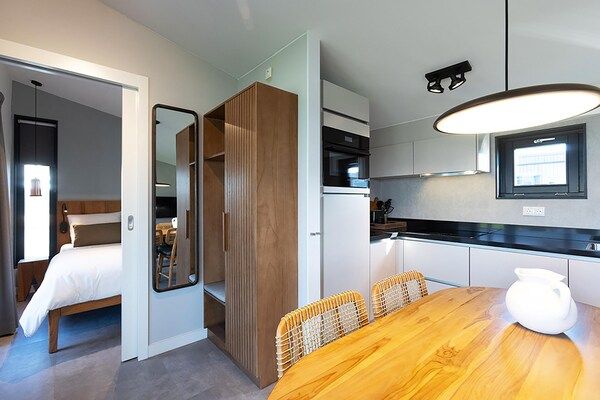 Keuken - Docklodge bij Friese Meren met Privé Aanlegplaats in Delfstrahuizen (4)