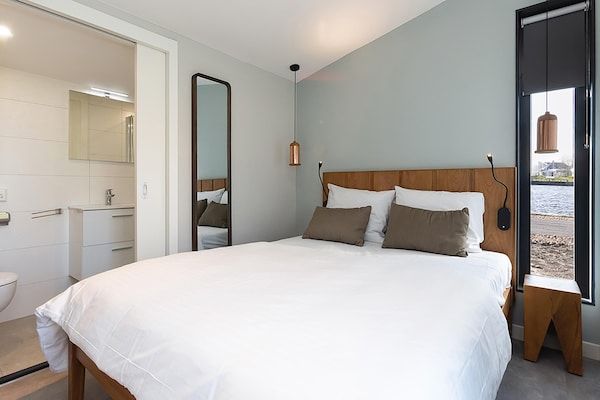 Slaapkamer - Lakeside Bliss in Friesland in Delfstrahuizen (4)