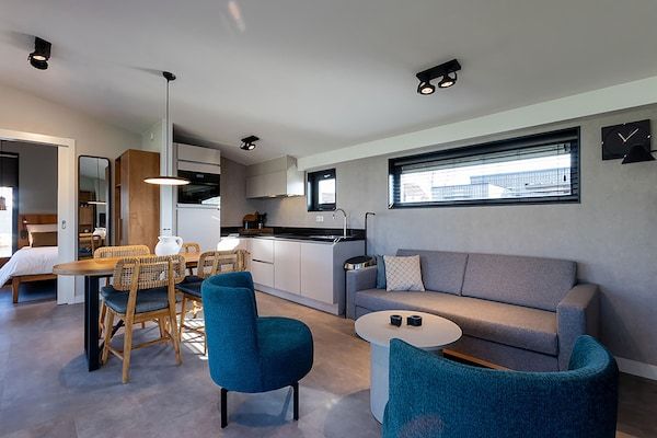 Woonkamer - Lakeside Bliss in Friesland in Delfstrahuizen (2)