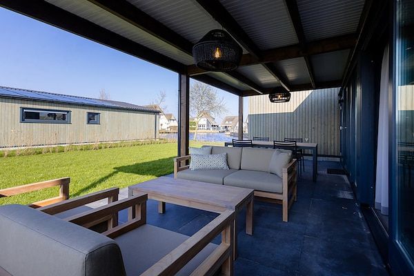 Terras - Verblijf aan het water met huisdieren in Delfstrahuizen (4)