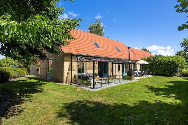 Buitenkant - Groepswoning in Andijk met tuinkamer in Andijk (1)