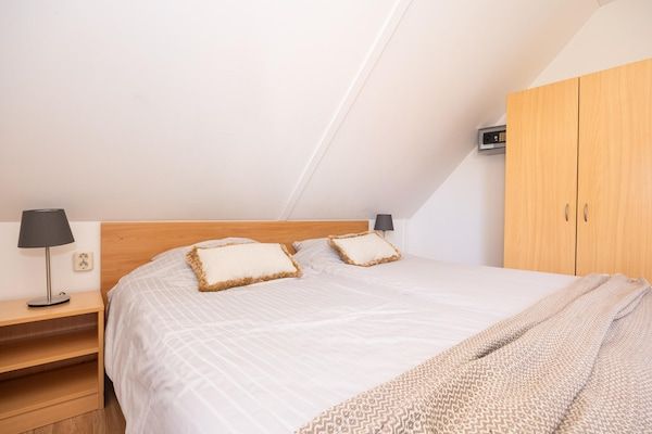 Slaapkamer - Groepswoning in Andijk met tuinkamer in Andijk (5)