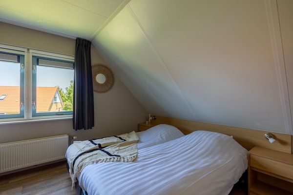 Slaapkamer - Vakantiehuis met tuinkamer en vissteiger in Andijk (3)