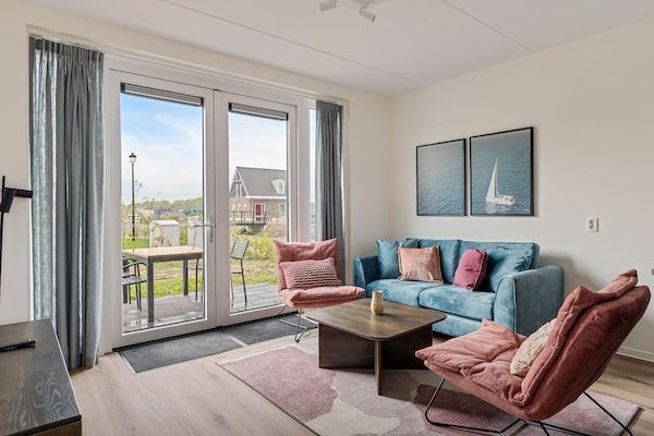Woonkamer - Vakantiehuis in Medemblik met eigen aanlegsteiger in PS Opperdoes (1)