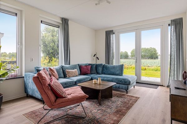 Woonkamer - Vakantiehuis in Medemblik met eigen steiger in PS Opperdoes (2)