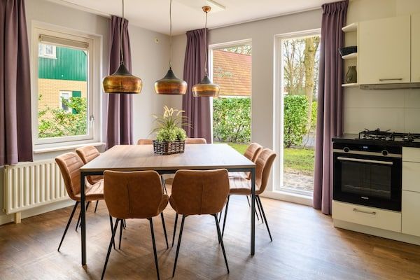 Eetkamer - Rolstoeltoegankelijke bungalow met sauna in Diessen-Baarschot (3)