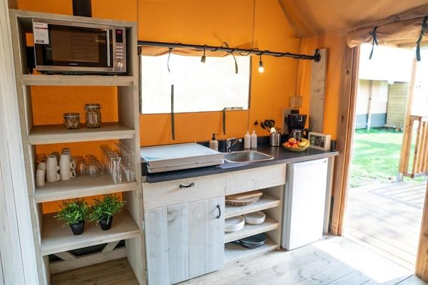 Keuken - Luxe familielodge met slaaphoekje buiten in Balkbrug (3)