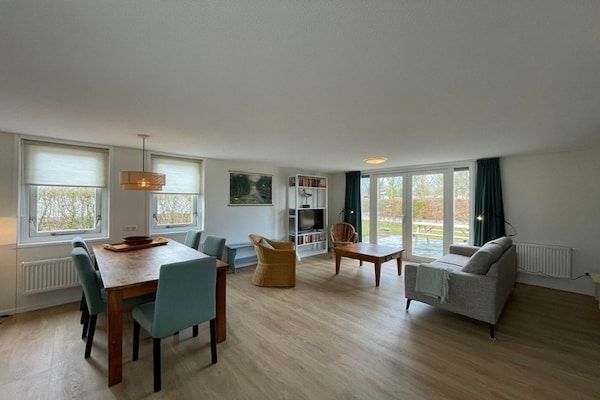 Woonkamer - Rustig gelegen landhuis, nabij Langweer in Sint Nicolaasga (3)